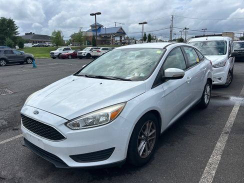 Used 2017 Ford Focus SE FWD image 1