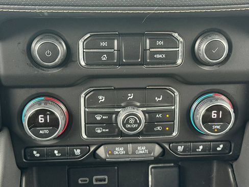 Used 2023 Chevrolet Suburban Premier AWD/4WD image 21