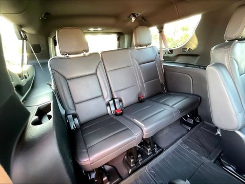Used 2024 Chevrolet Suburban High Country RWD image 7