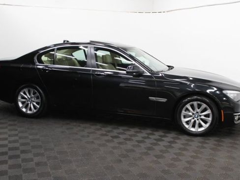 Used 2014 BMW 740i image 4