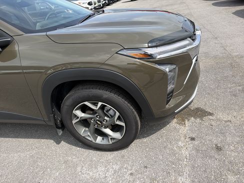 Used 2024 Chevrolet Trax LT w/ Driver Confidence Package FWD image 4