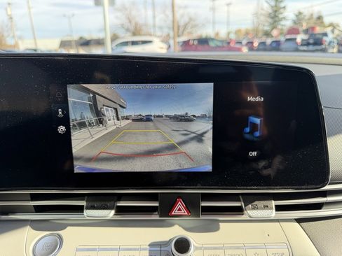 Certified 2025 Hyundai Elantra Limited image 21