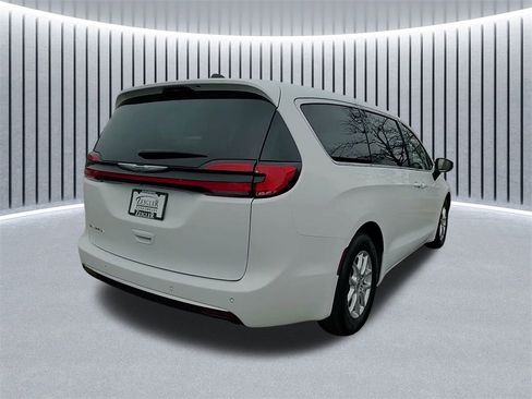 Used 2023 Chrysler Pacifica Touring-L image 7