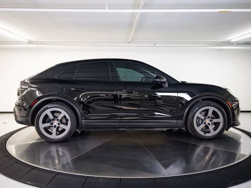 Certified 2024 Porsche Macan 4 Electric AWD/4WD image 8