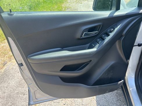 Used 2018 Chevrolet Trax LT w/ LT Convenience Package FWD image 7