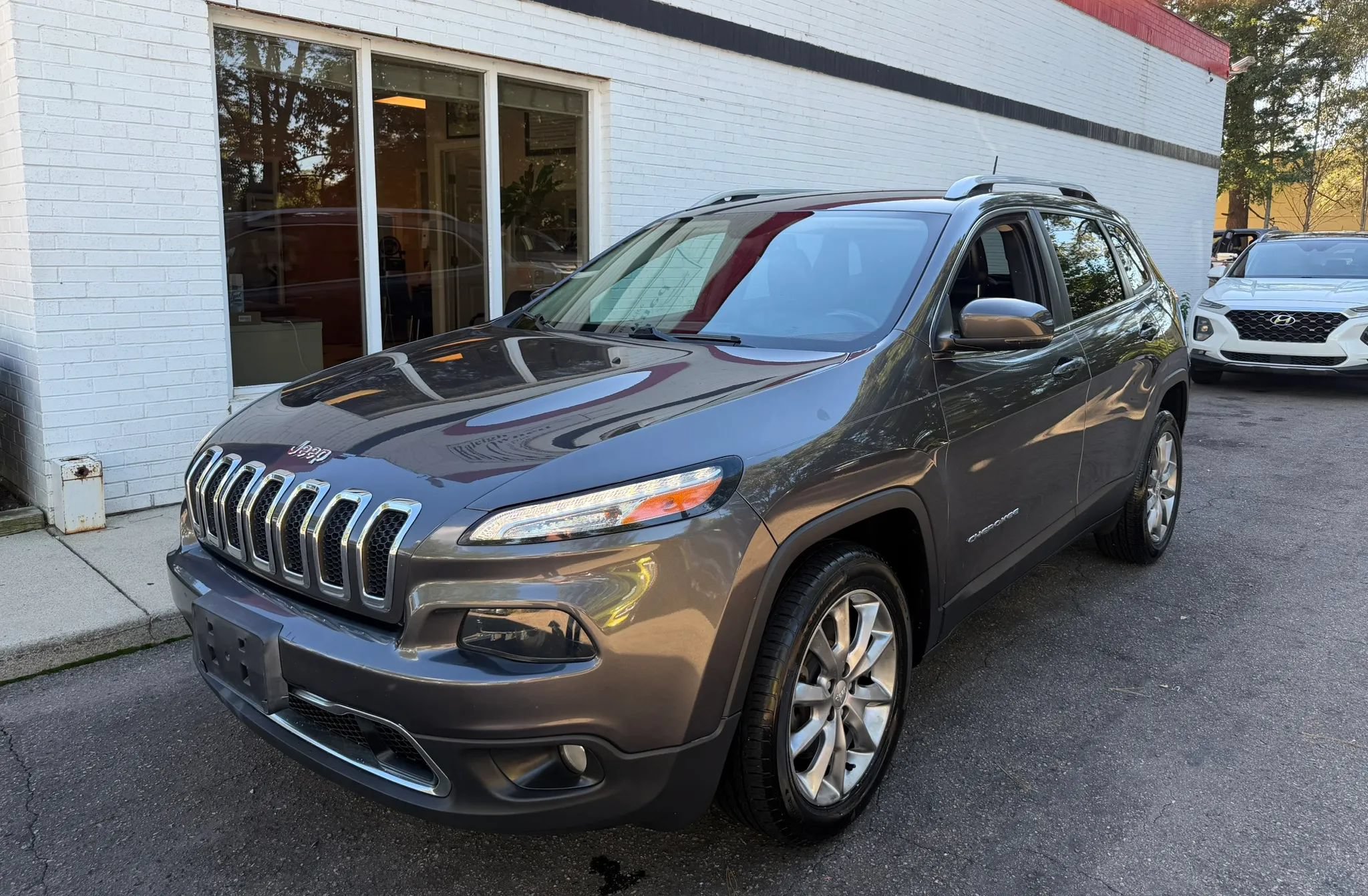 Used 2017 Jeep Cherokee Limited FWD image 2