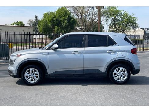 Used 2021 Hyundai Venue SE FWD image 3