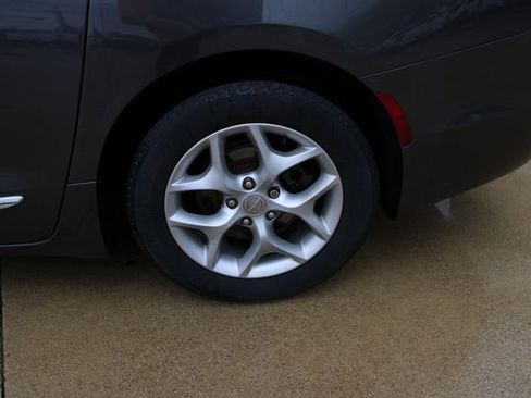 Used 2018 Chrysler Pacifica Touring-L Plus w/ Tire & Wheel Group FWD image 36