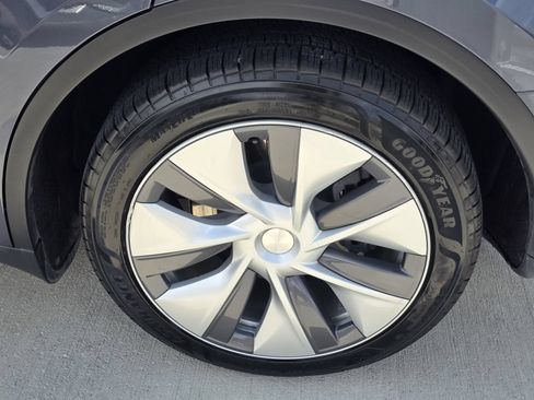 Used 2023 Tesla Model Y Long Range AWD/4WD image 9