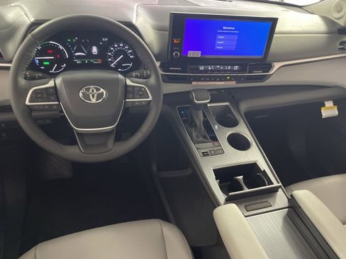 New 2026 Toyota Sienna XLE image 21