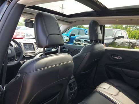Used 2019 Jeep Cherokee Trailhawk AWD/4WD image 9