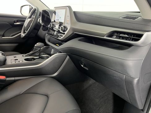 Used 2025 Toyota Highlander XLE image 32