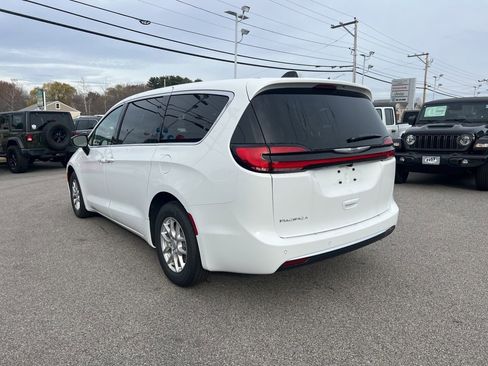 New 2026 Chrysler Pacifica Select image 5