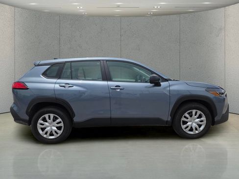 Used 2025 Toyota Corolla Cross L FWD image 2