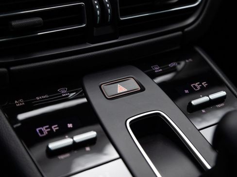 Certified 2024 Porsche Macan AWD/4WD image 25