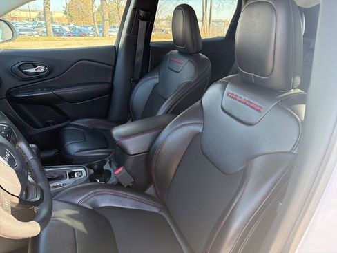 Used 2019 Jeep Cherokee Trailhawk w/ Cold Weather Group AWD/4WD image 13