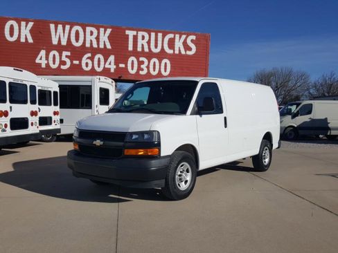 Used 2018 Chevrolet Express 3500 w/ Driver Convenience Package image 3