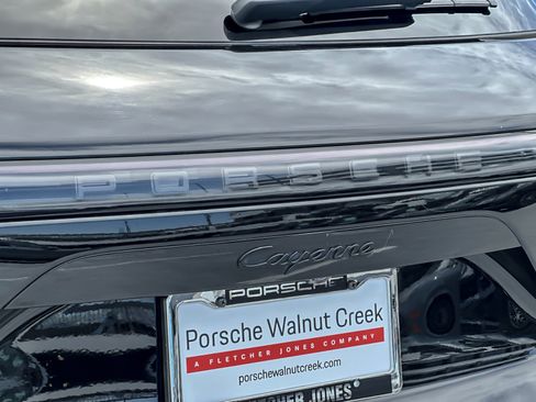 Used 2023 Porsche Cayenne Platinum Edition AWD/4WD image 27