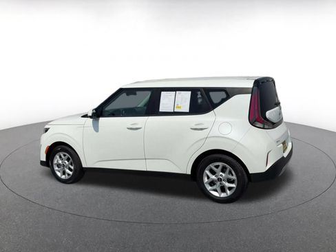 Used 2025 Kia Soul LX w/ LX Technology Package FWD image 8