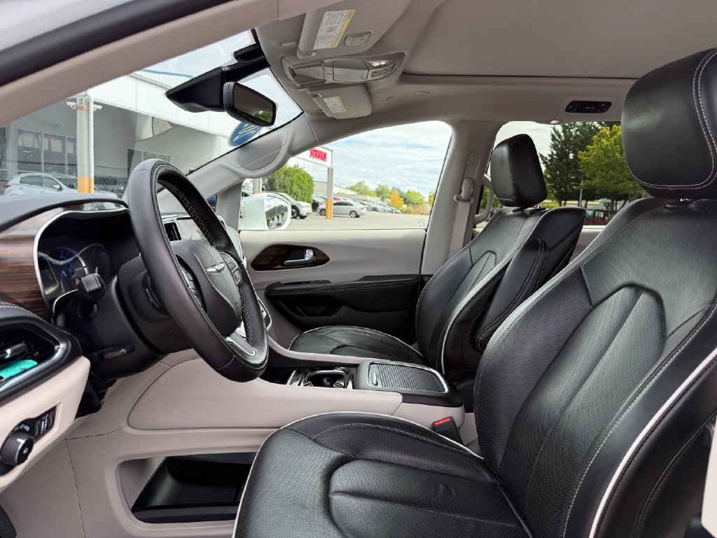 Used 2022 Chrysler Pacifica Limited w/ Uconnect Theater Family Group FWD image 17