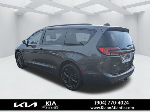 Used 2023 Chrysler Pacifica Limited w/ Uconnect Theater Family Group AWD/4WD image 5