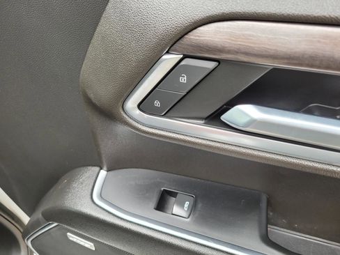 Used 2022 Chevrolet Silverado 1500 LTZ w/ Z71 Off-Road Package image 8