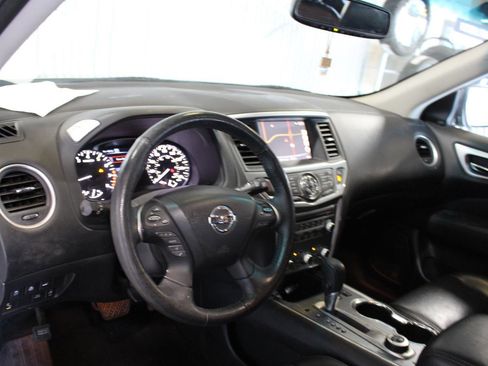 Used 2019 Nissan Pathfinder SL image 18