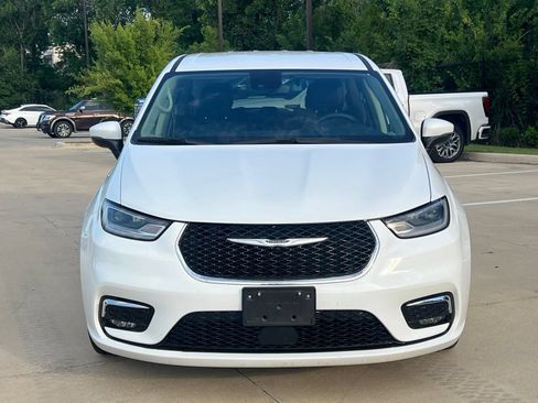 Used 2023 Chrysler Pacifica Touring-L FWD image 2