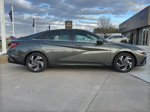 New 2025 Hyundai Elantra Limited image 7