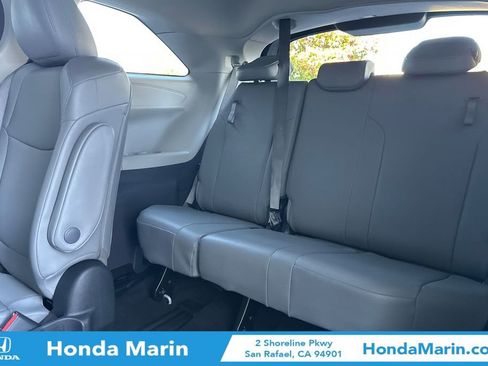 Used 2022 Toyota Sienna XLE image 18