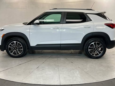 Used 2025 Chevrolet TrailBlazer LT AWD/4WD image 2