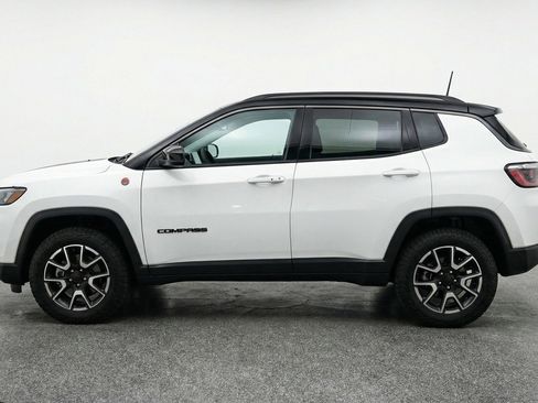 Used 2025 Jeep Compass Trailhawk image 4