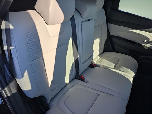Certified 2025 Hyundai Tucson Limited FWD image 9