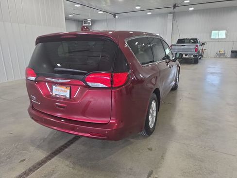 Used 2017 Chrysler Pacifica Touring FWD image 8