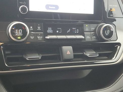 Used 2025 Toyota Highlander LE FWD image 31