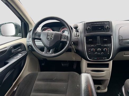 Used 2017 Dodge Grand Caravan SE image 19