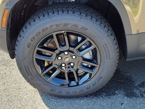 New 2025 Land Rover Defender 110 S image 9