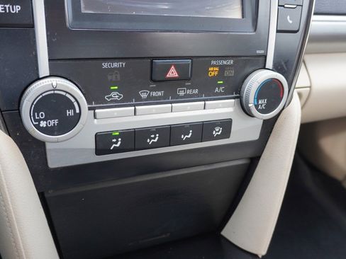 Used 2014 Toyota Camry LE image 17