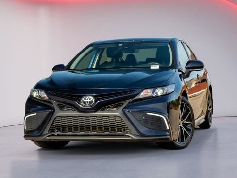 Used 2022 Toyota Camry SE FWD image 1