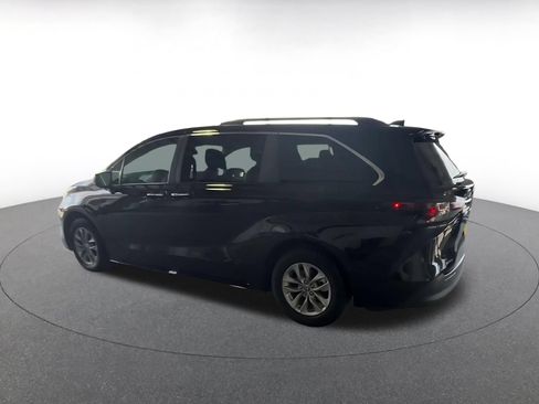 Used 2025 Toyota Sienna XLE FWD image 9