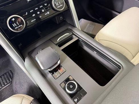 Certified 2025 Land Rover Discovery Dynamic SE AWD/4WD image 23