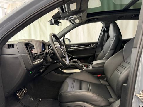Certified 2025 Porsche Cayenne Turbo AWD/4WD image 5
