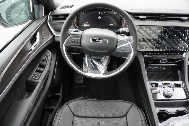 New 2026 Jeep Grand Cherokee Limited w/ Luxury Tech Group II AWD/4WD image 14