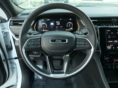 Used 2023 Jeep Grand Cherokee L Laredo image 16