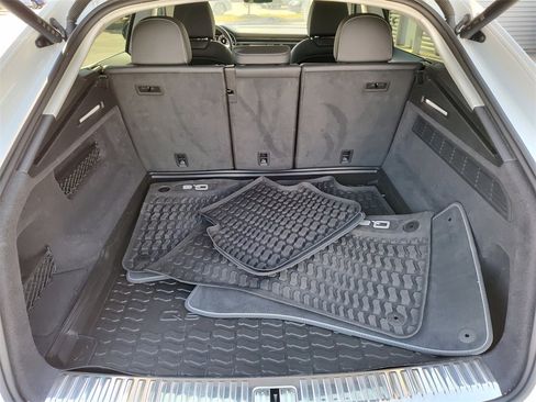 Used 2023 Audi Q8 Premium image 9