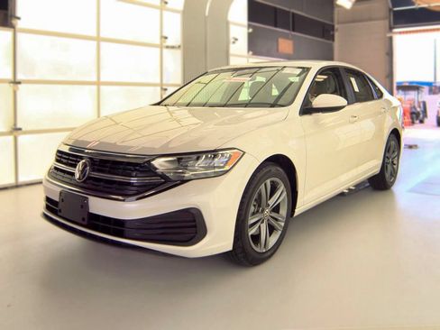Used 2023 Volkswagen Jetta SE FWD image 2