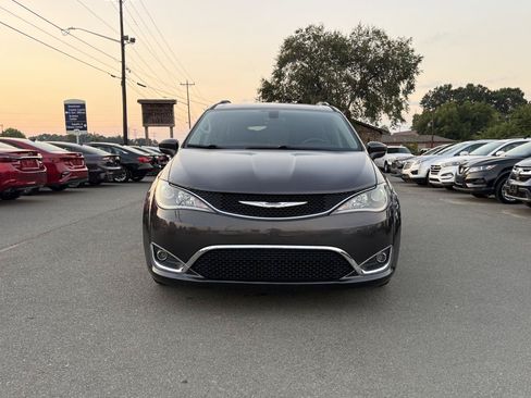 Used 2018 Chrysler Pacifica Touring-L Plus FWD image 2