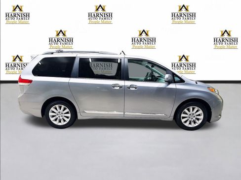 Used 2013 Toyota Sienna XLE image 4