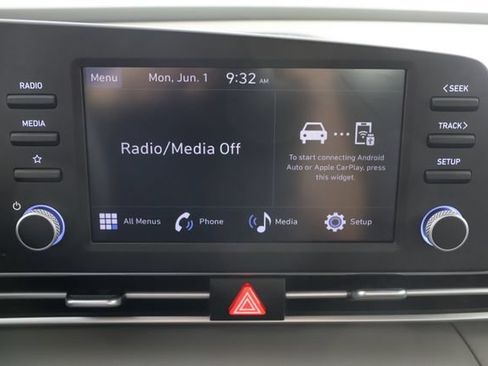 Certified 2024 Hyundai Elantra SE FWD image 14