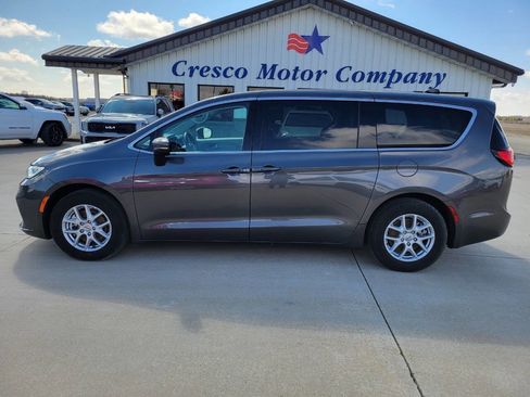 Used 2023 Chrysler Pacifica Touring-L image 2